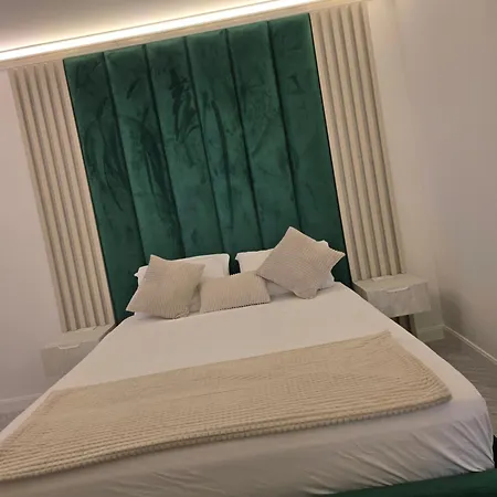 Florida White Titanic- Endless Summer Apartment Navodari