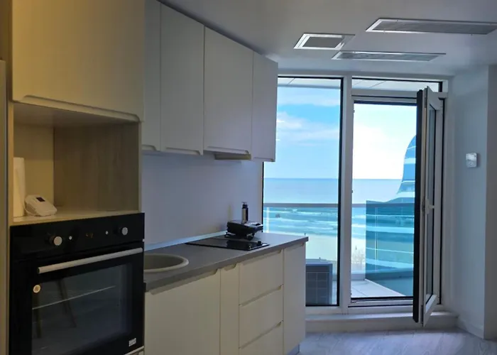 Florida White Titanic- Endless Summer Apartment